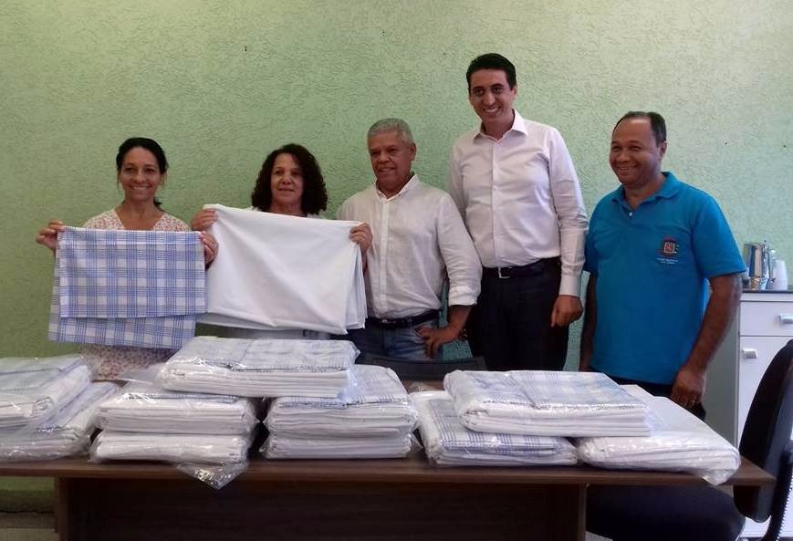 2017426_FOTO - O vereador Poneis, na entrega dos lençóis e fronhas doados pelo Sr. Chico, do Universo dos Retalhos, à equipe da Saúde e ao secretário Vanderlei Cocato